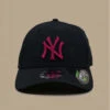 NEW ERA Casquette Black Base 940 NY Pink 1 NEW ERA Casquette Black Base 940 NY Pink -Chapeaux À La Mode casquette black base 940 ny pink