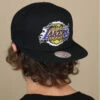 Mitchell & Ness Embroidery Glitch Snapback Lakers -Chapeaux À La Mode embroidery glitch snapback lakers